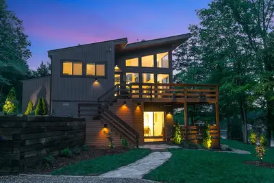 Image de \"The Modern Treehouse\" on Hyco Lake, Nc