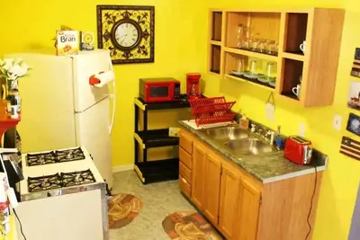 Image de 1 min Walk to Downtown, Free Parking, Pets Ok