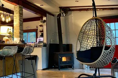 Image de Pet-Friendly, Secluded Waterfront Cottage with Modern Amenities & Cozy Fireplace