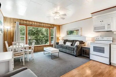 Image de Riverfront Cottage with Private Patio on the Deschutes River!