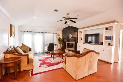 Image de Queen Esther’s Palace Beautiful maintained home in vibrant walkable neighborhood