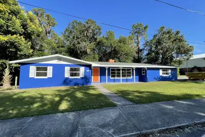 Image de Cozy Gator Home w/ Workspace | Steps to Stadium