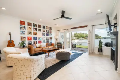 Image de The Vibe on Lake Hamilton - 2 Br\/2ba with a boat slip.