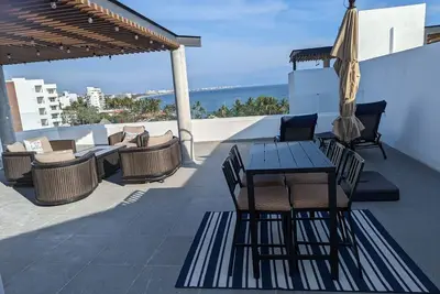 Image de Modern penthouse with private terrace -18 unit bldg- 1/2 block from the beach.