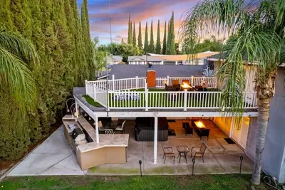 Image de Hot tub, Game Room, Outdoor Kitchen & much more!