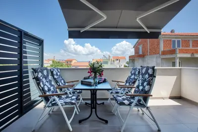 Image de Appartement d'une chambre avec la terrasse et la vue sur le mer Betina, Murter (A-20450-b)