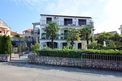 Image de Appartement de trois chambres avec la terrasse et la vue sur le mer Njivice, Krk (A-20474-a)