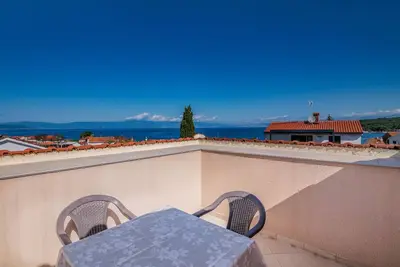 Image de Appartement de trois chambres avec la terrasse et la vue sur le mer Njivice, Krk (A-20487-a)