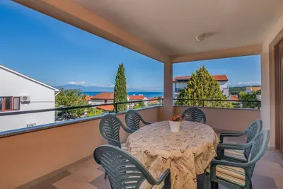 Image de Appartement de trois chambres avec la terrasse et la vue sur le mer Njivice, Krk (A-20487-b)