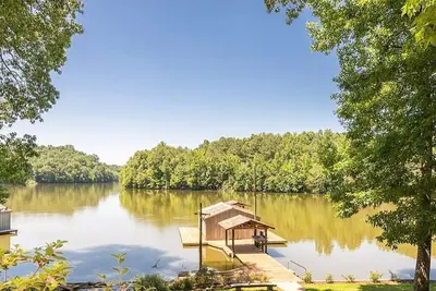 Image de Hidden Retreat on the River