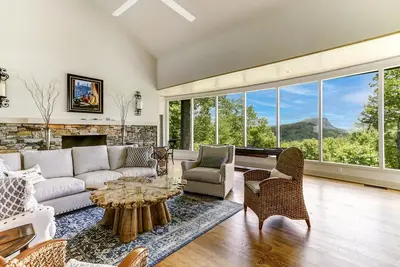 Image de Big Bear Pen | Gorgeous Contemporary Home with Spectacular Views of Whiteside Mountain
