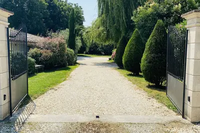 Image de Maisonnette 2-4 personnes piscine campagne en ville