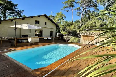 Image de Villa avec piscine chauffée et grande terrasse à quelques pas de la plage bassin