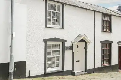 14 Crown Lane, pet friendly, character holiday cottage in Conwy