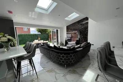 Image de Luxury Birmingham 4 bedroom family home with hot tub, games room and parking