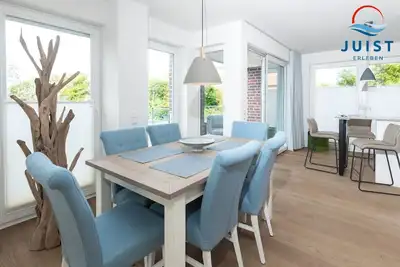 Modern family-friendly vacation apartment with balcony near the mudflats