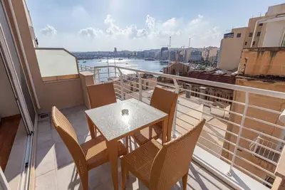 Image de Beautiful 2br just off the promenade with seaviews