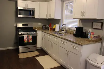 Image de Newly remodeled 3br Apt w/prkng, near public transportation, highways, & shops