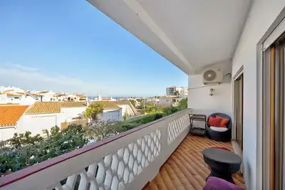 Image de Appartement 'Lagos Terrace Villa' avec terrasse privée, Wi-Fi et climatisation.
