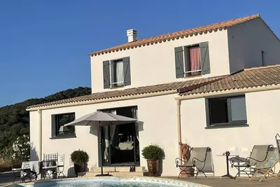 Image de Villa de charme calme avec piscine et vue panoramique sur la mer