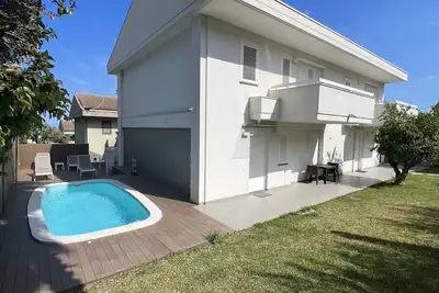 Image de Villa with swimming pool, located a stone's throw from the sea and well served.
