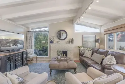 Image de 3874 Mission Fields, Adorable Carmel Custom Home
