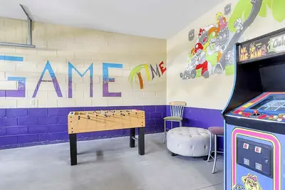 Image de Renovated 2023 - themed villa w/pool + game room