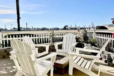Watch the Sailboats from your Patio, Pet-Friendly, and Kayaks for you!