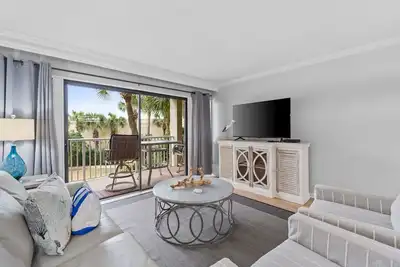 Image de Step outside to the balcony to enjoy magnificent sunsets in Destin!