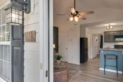 Image de Clean and Stylishly Decorated