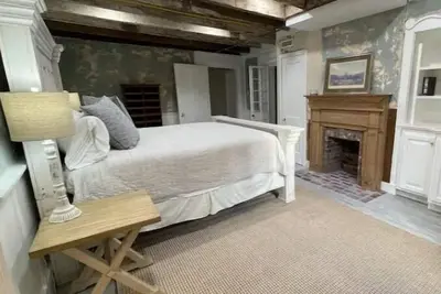 Image de Spacious 1835 home close to downtown and the river