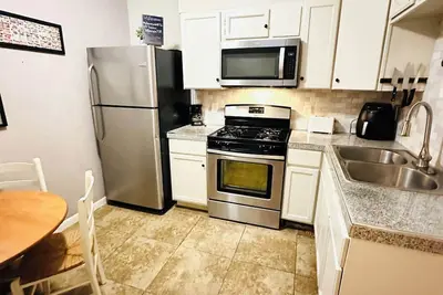 Image de Budget Friendly, Everything Nearby, Quiet & Safe, 1 queen, 1 Twin, 1 Sofa-bed