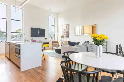 Glamorous Perfectly Located Deluxe 2 Bed Townhome