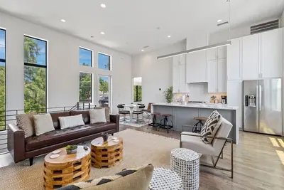 Image de Beautiful Perfectly Located Deluxe 2 Bed Townhome