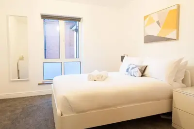 Image de *New* Central Derby Apt, with Parking - The Vulcan - Sleeps 6