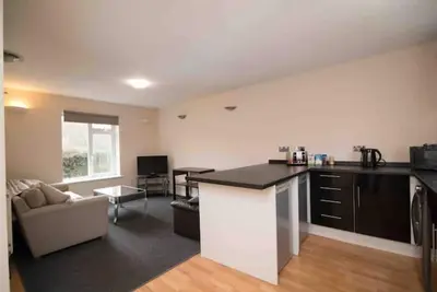 Image de Aston Henry James…Cosy flat close to train station and town centre.