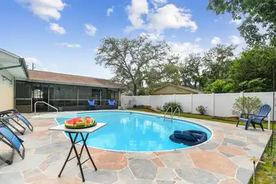 Image de Pool Oasis - Karaoke - 5g - Theater 135\" - Grill