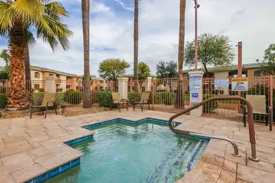 Image de Pet Friendly! 2 King Beds, Heated Community Pool! 3 miles from Cardinal Stadium!