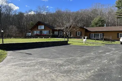 Image de Beautiful cabin in the woods close to skiing, hiking and shopping