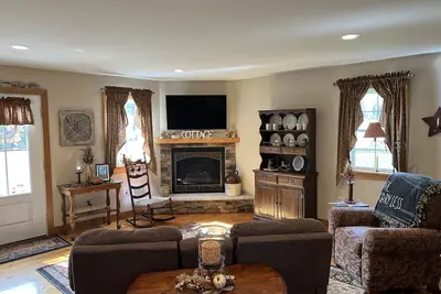 Image de Cute and Cozy Cottage just 10 miles north of State College, Pa!