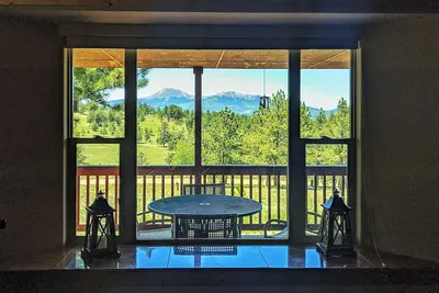 Image de Remote cabin with gorgeous mountain views and ample amenities!