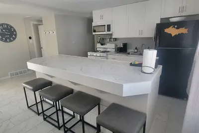 Image de Modern Retreat on Lake Superior, close to the Snowmobile trails!