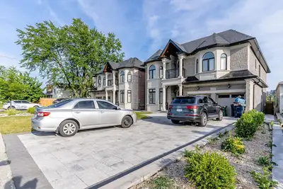 Image de Luxurious Family House Near Lake Ontario