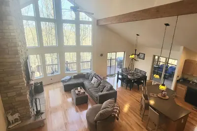 Image de Luxurious Mountaintop Chalet / Cabin in 'The Woods Golf Resort':Access Amenities