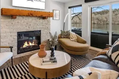 Image de Private Hot Tub Retreat with Stunning Lake Views, Games & Near Branson Landing