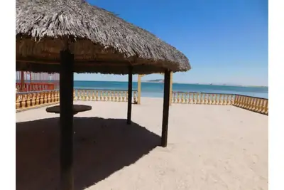 Image de Beautiful 4 Bedroom Bay Front Home!
