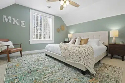 Image de 5 Min to Dt + Game Room + Large Groups + Garage