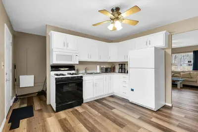 Image de Cute 3 bedroom renovated home 7 minutes from U of I campus