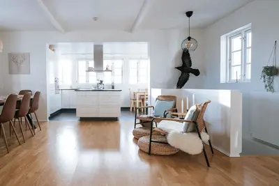 Image de Ocean Views and Gorgeous Design in a Light-Filled 3 Bdrm/1. 5 Bath Village Home