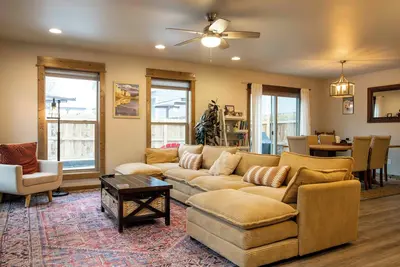 Image de Spacious, family friendly beauty w Ac & fireplace - 5 min to airport!